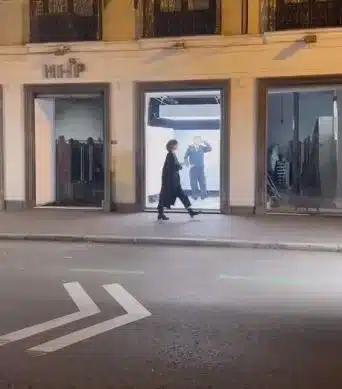  Peso Pluma canta en las calles de Madrid y nadie lo pela, se pasan de largo