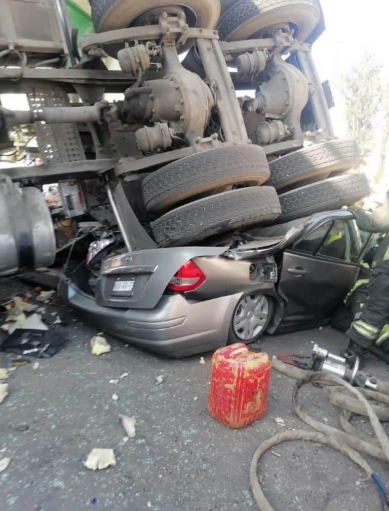 VIDEO: así cayó el tráiler de puente que aplastó autos y dejó personas prensadas en la Cuautitlán-Tlalnepantla