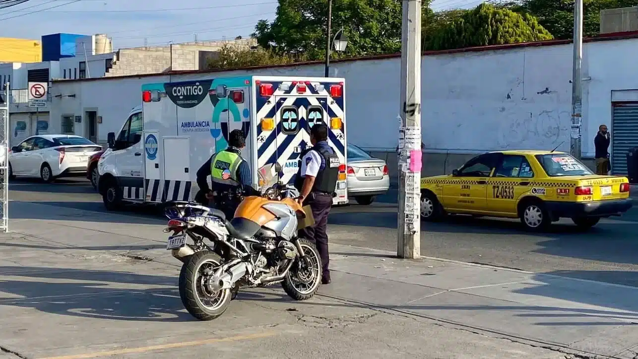  ¡? ¡DRAMA EN LA CALLE! ? Arrollados sin piedad: Un motociclista desata el caos y atropella brutalmente a estudiantes de la UAQ en plena Avenida Tecnológico. ??