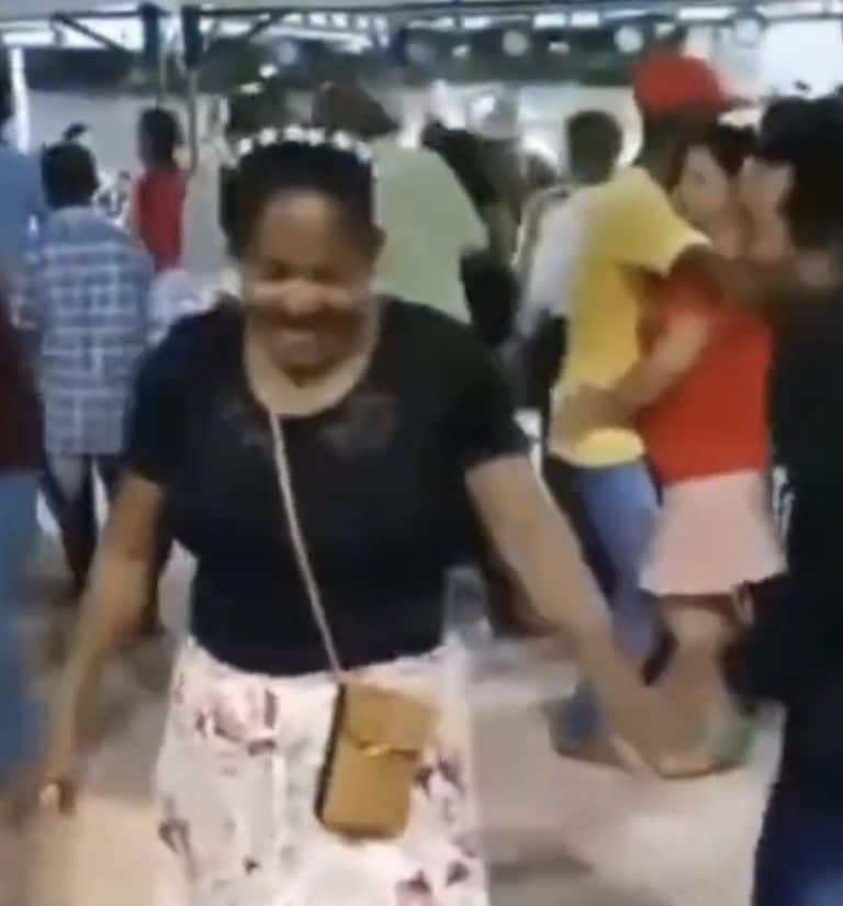 VIDEO: mujer muere en la pista de baile, sufre un infarto fulminante mientras bailaba