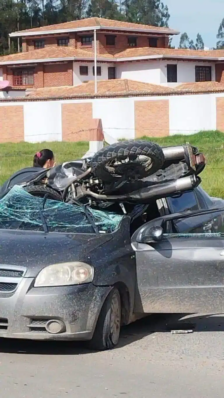  VIDEO: carro vuelca y al derrapar choca con moto que quedó dentro del parabrisas, hay 2 muertos