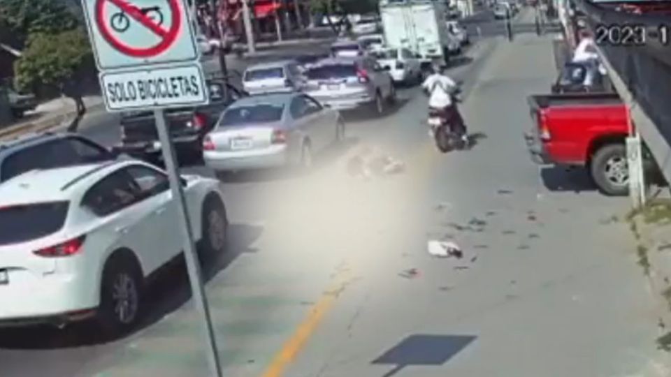 Video: motociclista atropella a una niña que iba a la escuela y cobardemente se da a la fuga