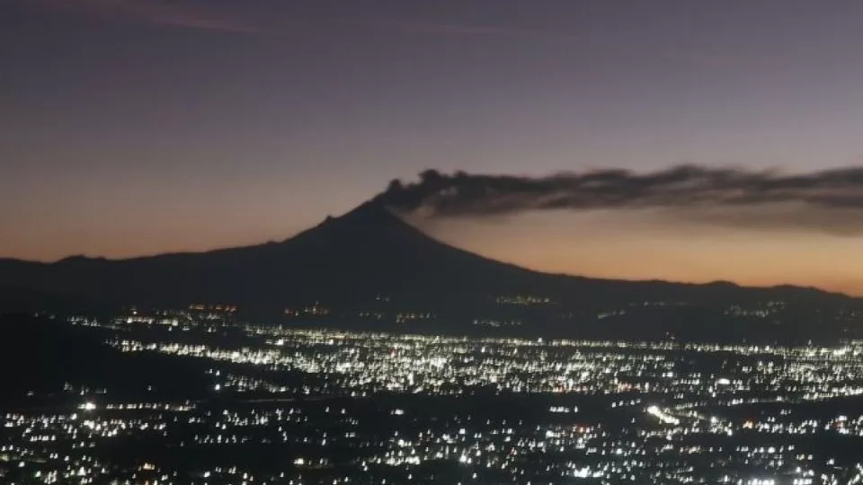  ¿Fenómenos sobrenaturales? Registra en video luces misteriosas ascendiendo por las laderas del Popocatépetl.