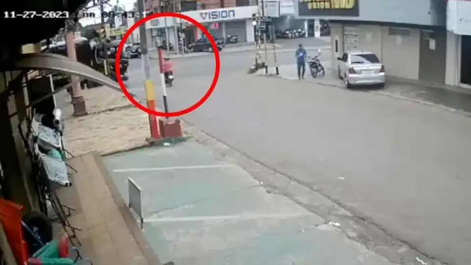  VIDEO FUERTE: Un motociclista muere al chocar contra un camión, la mujer y el niño que lo acompañaban se salvan de milagro