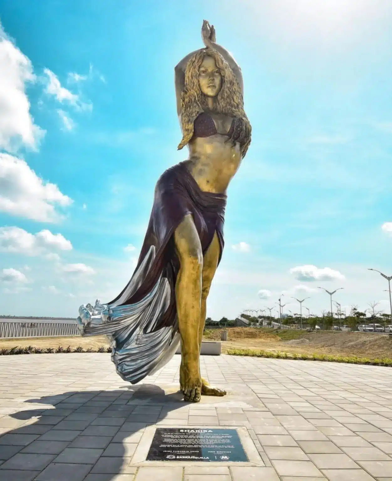  Barranquilla Rinde Homenaje a Shakira con la Develación de una Estatua en el Malecón del Río