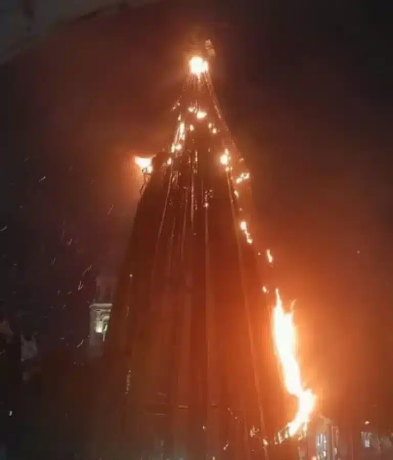  VIDEO | Arbolito de Navidad se incendia en Tlalnepantla