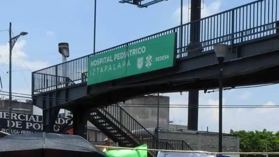  Hombre se lanza desde un puente peatonal en calzada Ermita y muere