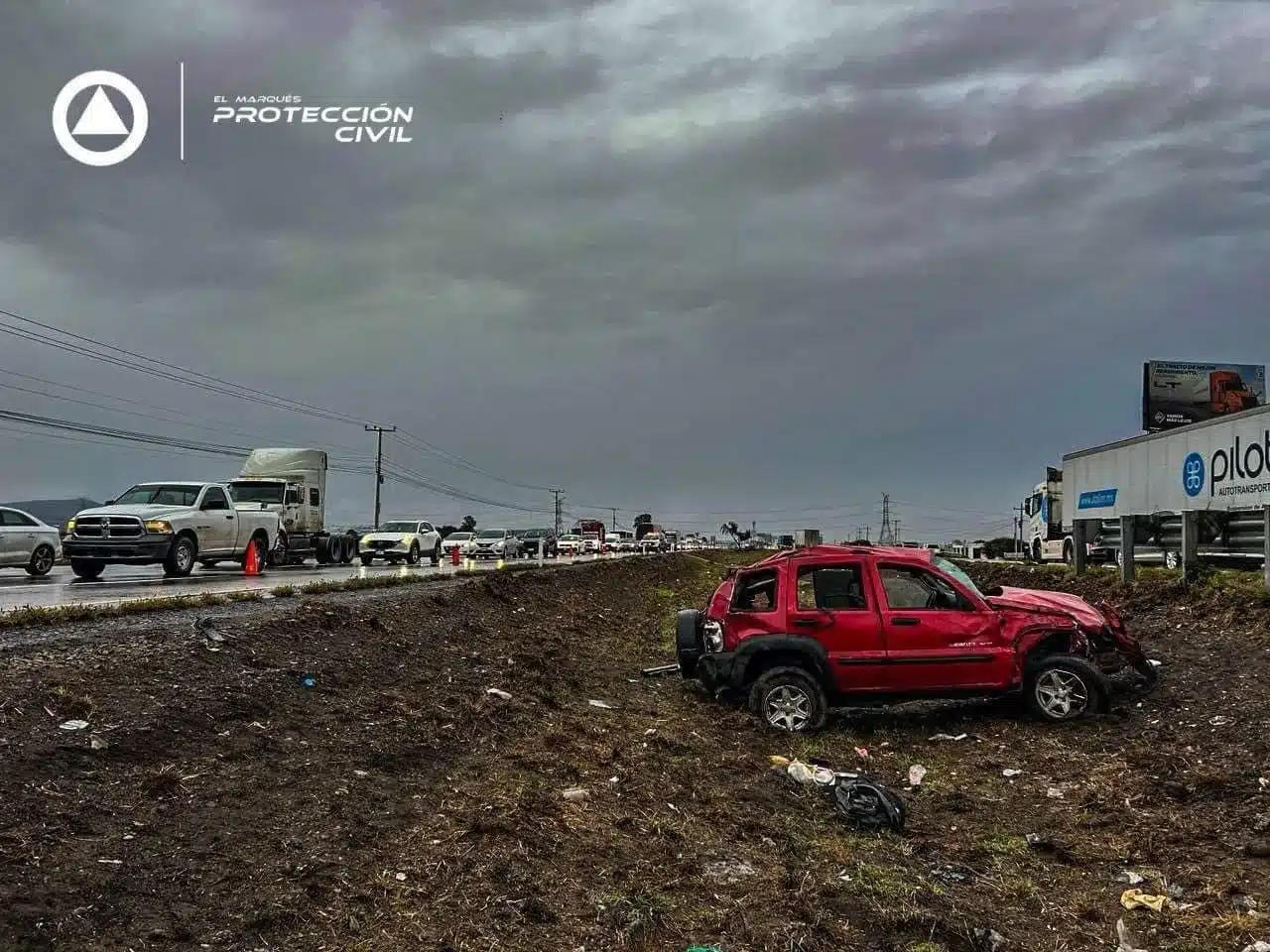  Volcadura en Carretera 57 cerca de Palo Alto Causa Carga Vial Moderada