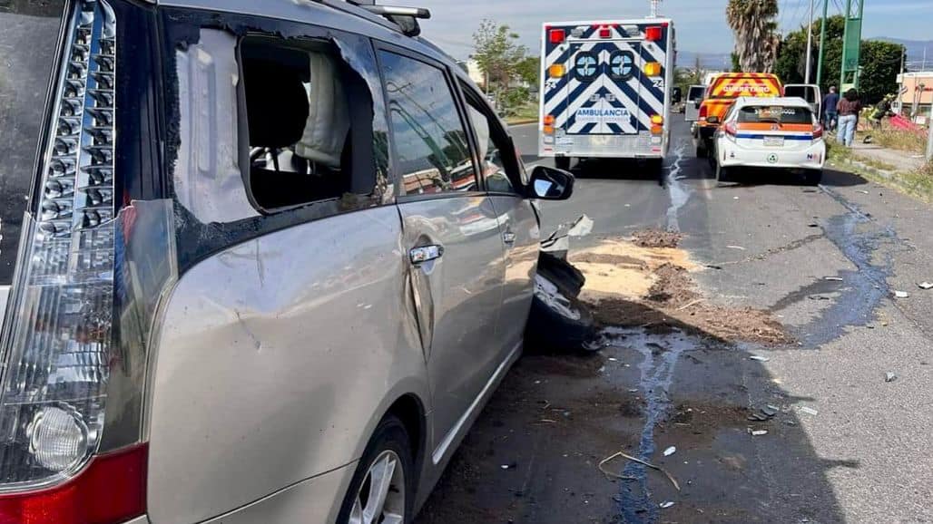 «Accidente en Avenida del Parque: Mujer Hospitalizada tras Desmayarse al Volante y Chocar»