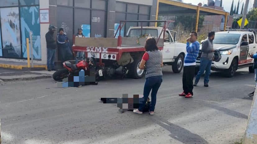 Chocan dos motos por alcance en avenida Miguel Hidalgo en Corregidora