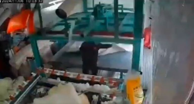 Trabajador sobrevive de milagro tras ser aplastado por prensa industrial en fábrica de China