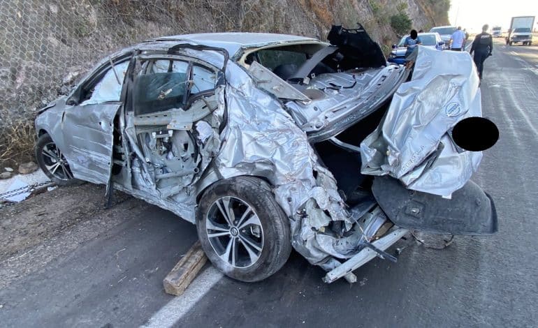 Auto vuelca por exceso de velocidad en Libramiento Surponiente, Corregidora: conductor ileso y vehículo en pérdida total