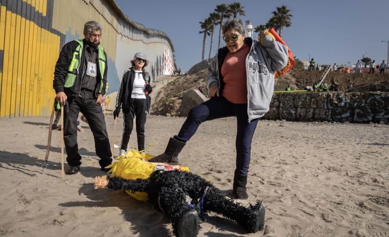 Migrantes protestan contra Trump en Tijuana: Le dan nalgadas a piñata de «Baby Trump» frente al muro fronterizo