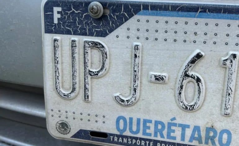 Contraloría de Querétaro amplía investigación sobre el despintado de placas vehiculares: UPQ realizará un nuevo estudio para confirmar posibles fallas de la empresa