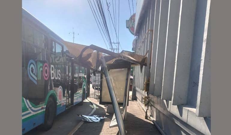 🚨 Qrobus impacta mampara en parada de transporte público en Querétaro 🚨