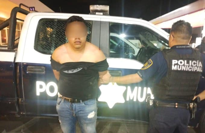 Hombre es detenido en Jurica Pueblo tras acosar a una joven en un negocio; vecinos lo retuvieron