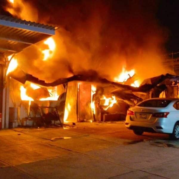 🚨🔥 ¡PÁNICO EN QUERÉTARO! INCENDIO EN BODEGA GENERA…