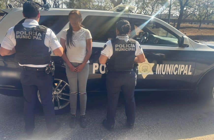 🚨🔥 ¡INSÓLITO! MUJER INTENTA SOBORNAR A POLICÍAS CON…