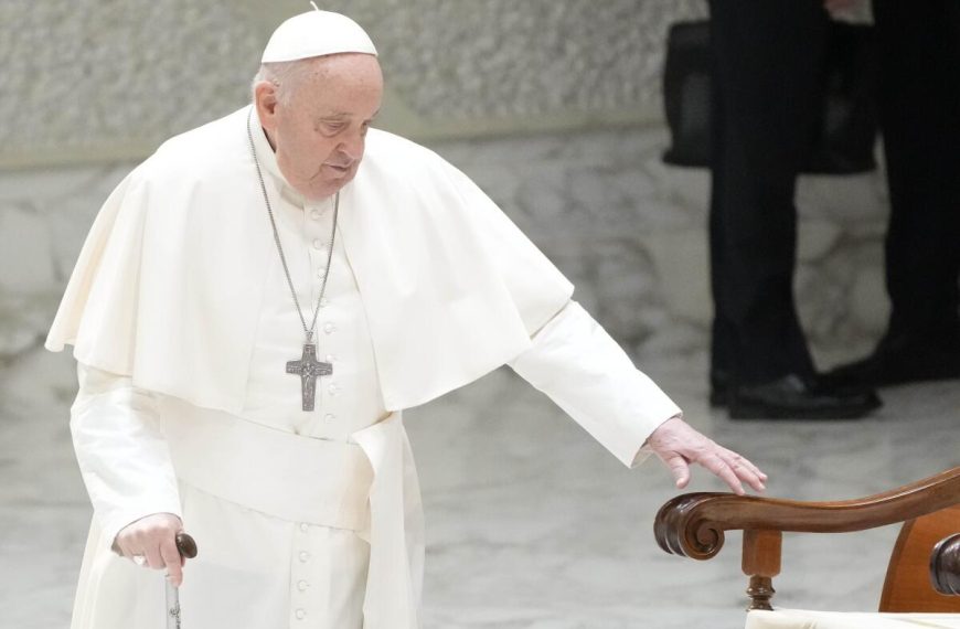 Papa Francisco enfrenta neumonía bilateral; su estado de…