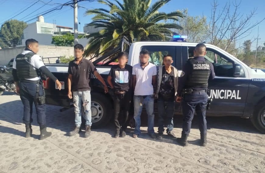 Detienen a cuatro sujetos mientras desvalijaban un auto&hellip;