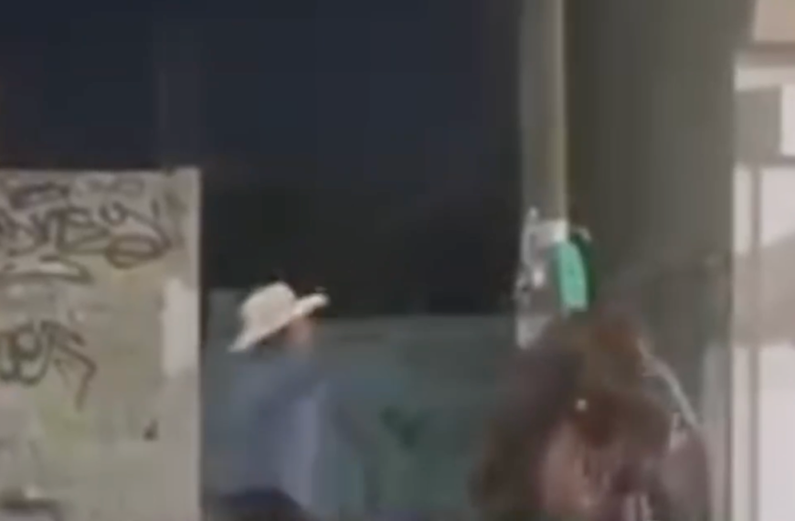 🚨 ¡INDIGNACIÓN EN QUERÉTARO! Hombre es captado golpeando…