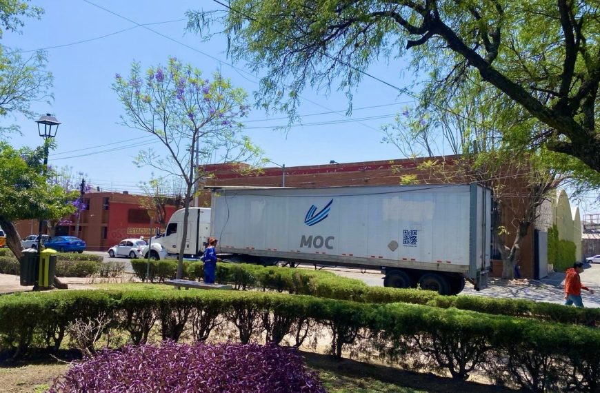 🚨 ¡Otro más! Tráiler derriba poste…