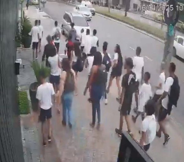 🛑 ¡ATAQUE EN MANADA! “Robo piraña”: estudiantes de…