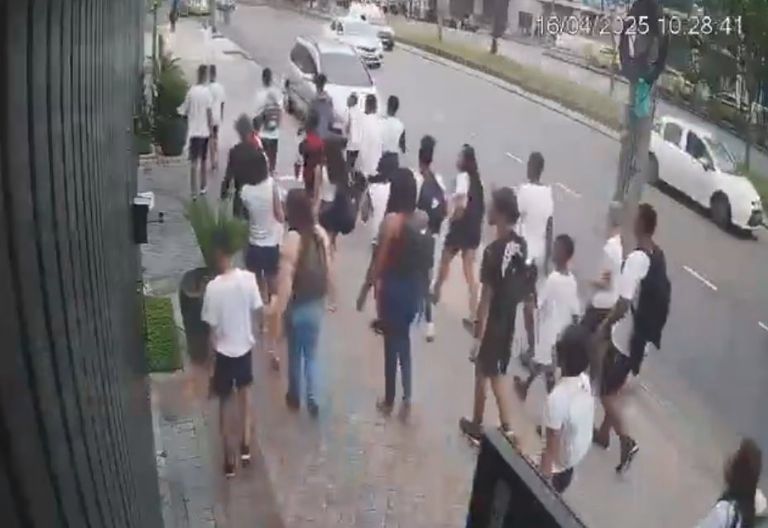 🛑 ¡ATAQUE EN MANADA! “Robo piraña”: estudiantes de…