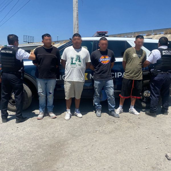 Sorprenden a 4 hombres bebiendo mientras conducían en…