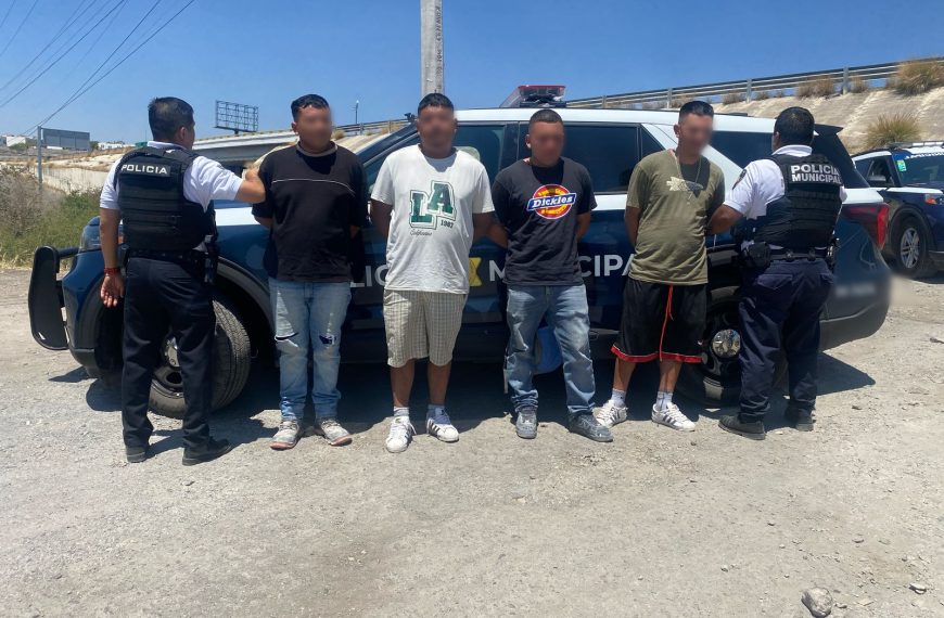 Sorprenden a 4 hombres bebiendo mientras…