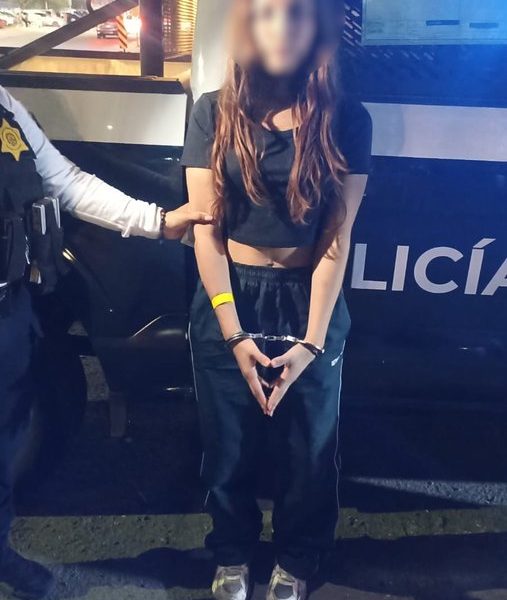 🚨 Detienen a mujer por robo en Plaza…