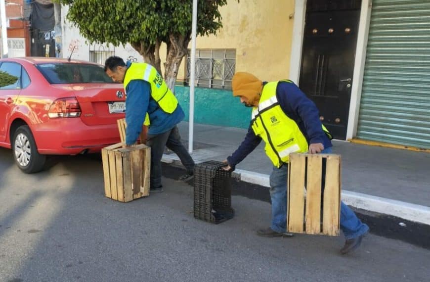 🚫 ¡Botes, llantas y hasta letreros!…