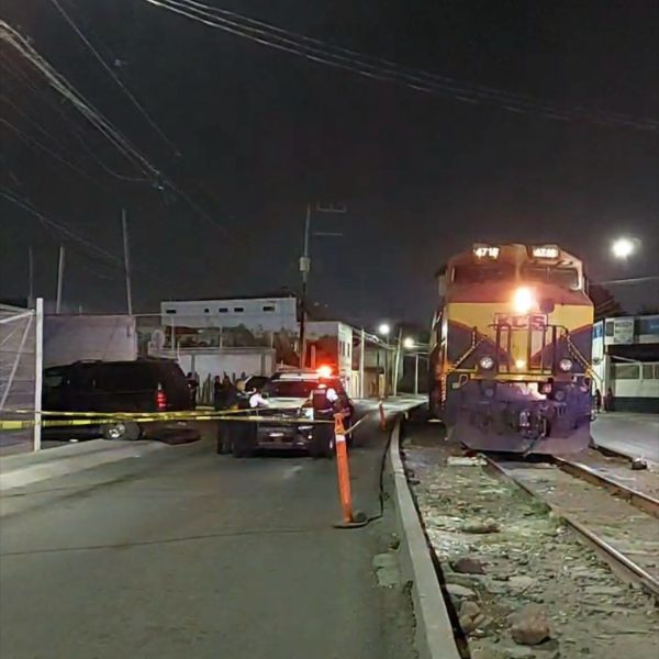 ¡Cruzan vías a exceso de velocidad y terminan…