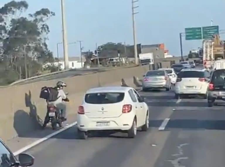 🚨 VIDEO: Motociclista persigue a automovilista…