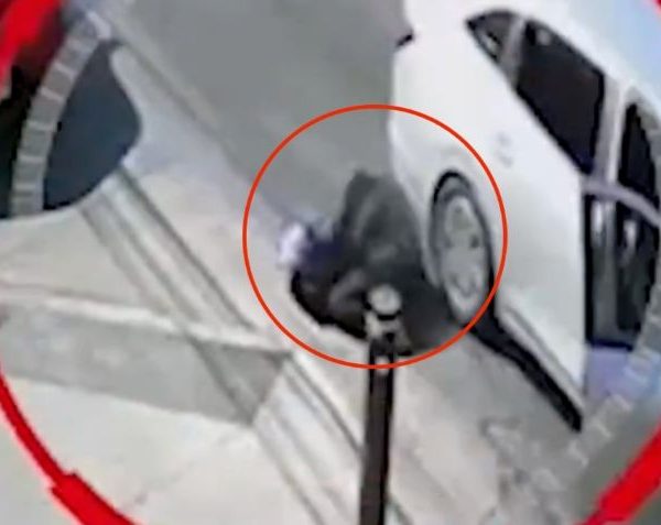 🚨💔 ¡SE LANZÓ PARA SALVAR SU VIDA! Mujer&hellip;