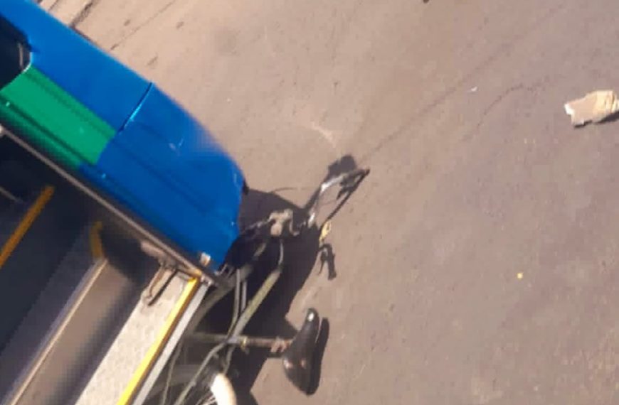 Qrobús arrolla a ciclista tras invadir…