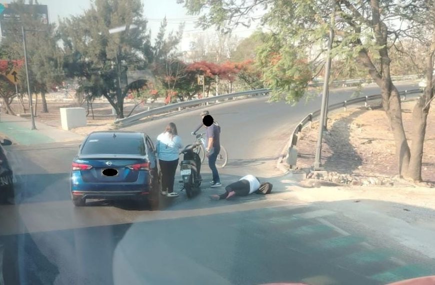 ¡Choque en 5 de Febrero lanza a motociclista&hellip;