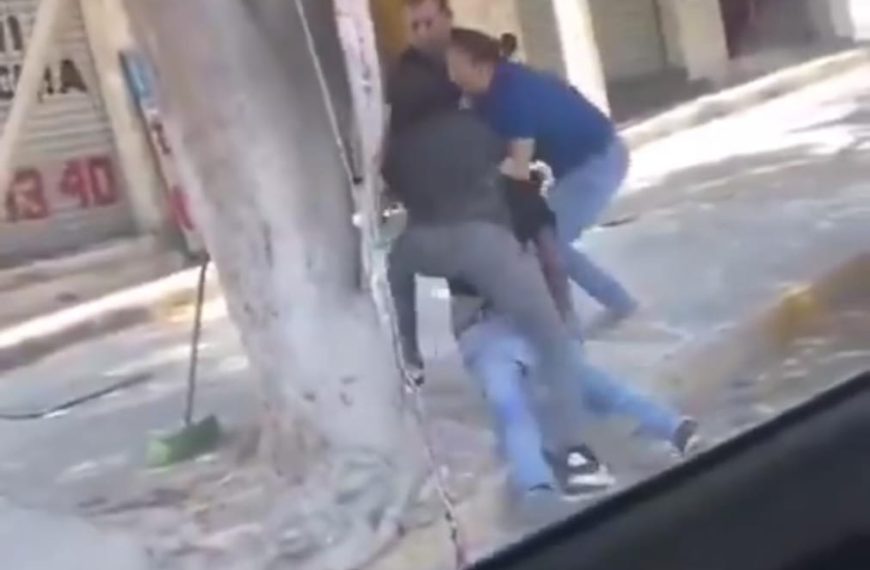 Frutero es golpeado brutalmente por no mover su…