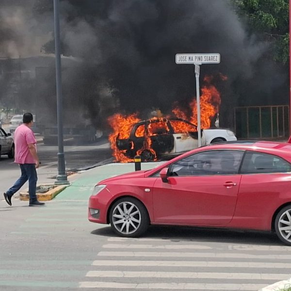 ¡Auto en llamas paraliza Av. 5 de Febrero!&hellip;