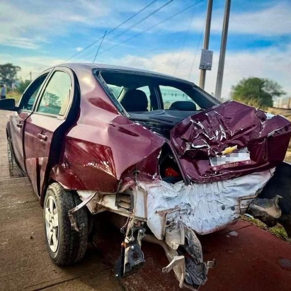 🚨🚗💥 ¡Se salva de milagro! Mujer sobrevive tras…
