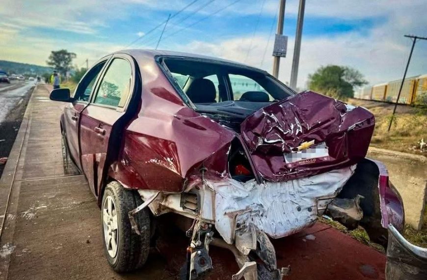 🚨🚗💥 ¡Se salva de milagro! Mujer…