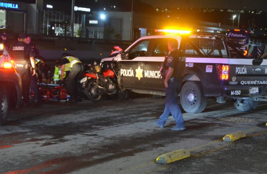 🚨💥 ¡Motociclista se estrella contra patrulla…