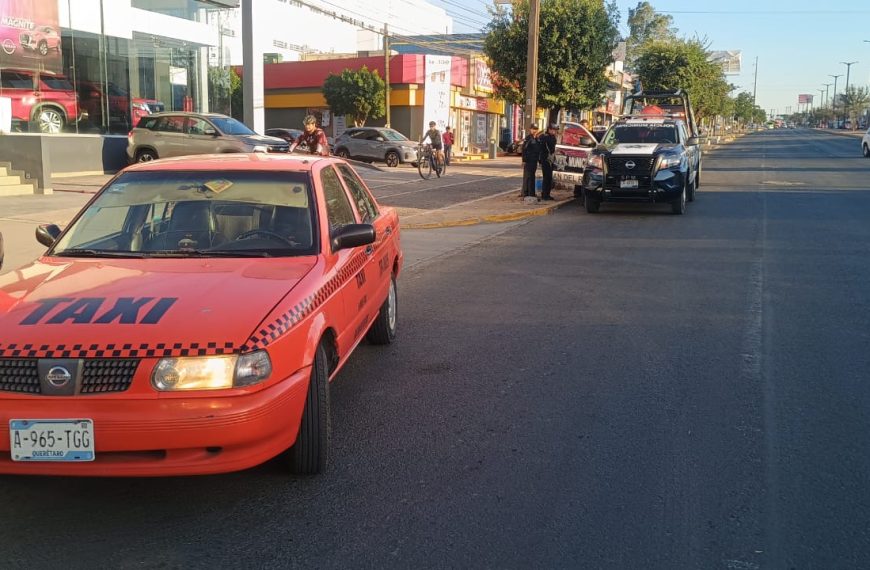 Taxista ebrio no dejaba bajar a…