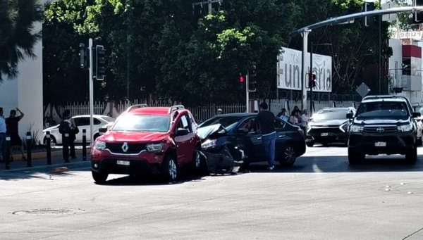 Fuerte choque en cruce Zaragoza y Paseo 5…