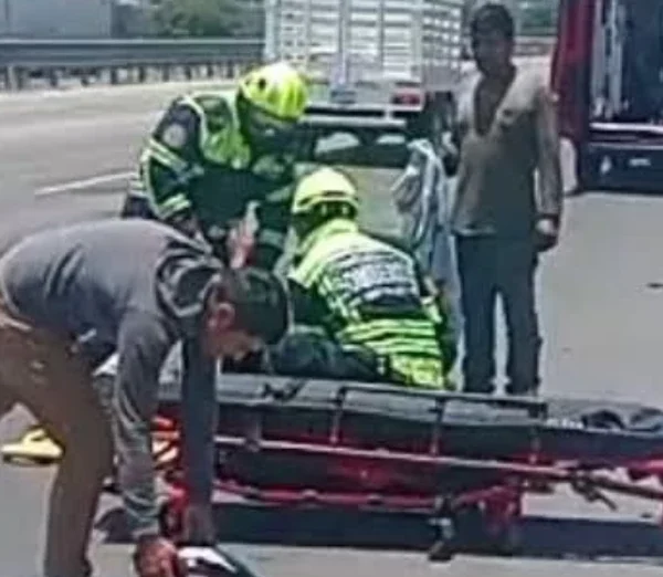 Trailero se arroja de su unidad en movimiento…