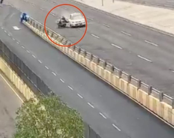 Automovilista arrolla a dos motoladrones que lo habían&hellip;