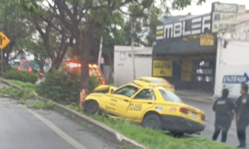 🚨 Taxi se estrella en Bernardo Quintana y…