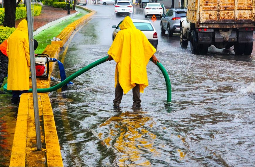 Avenida Universidad bajo el agua 🌊;…