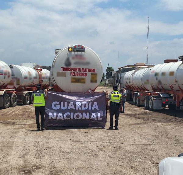 ¡Tráileres llenos de huachicol! 189 mil litros de…
