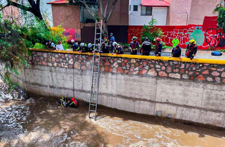 🚨 ¡Cae una persona al drenaje…